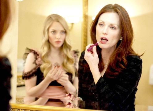 화장을 하는 여성과 그녀를 지켜보는 다른 한 여성