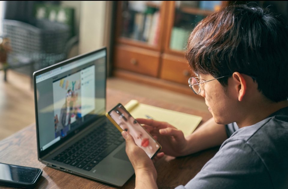 스마트폰을 떨어뜨렸을 뿐인데 결말 해석 원작 출연진 정보