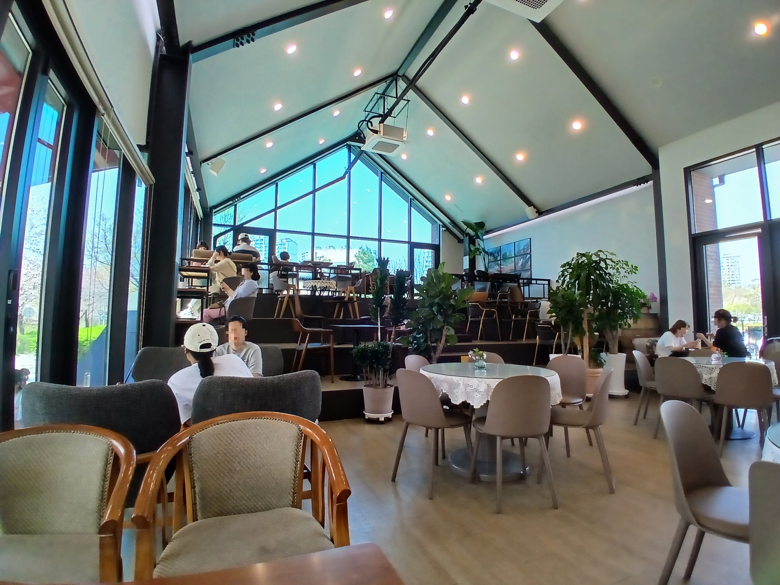 아늑하고 오브제가 예쁜 카페 라르고