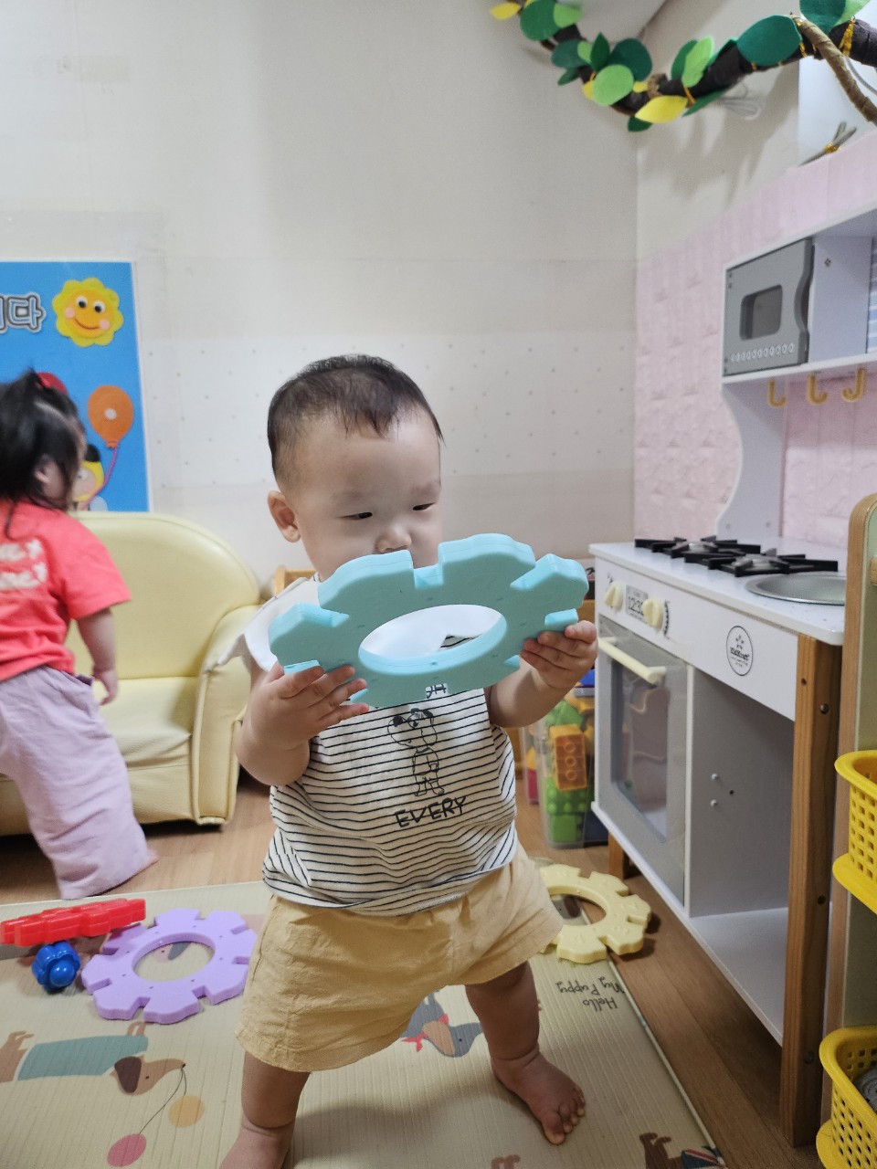 11개월 아기 어린이집에서 놀잇감을 자유롭게 탐색중인 아기 사진