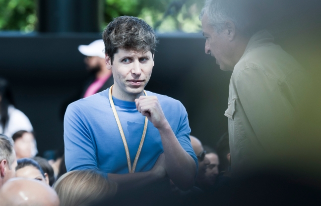 셈 알트먼 오픈AI 최고경영자(CEO)가 10일(현지시각) 미국 캘리포니아주 쿠퍼티노 본사 애플파크에서 열린 연례 ‘세계개발자회의(WWDC) 2024′에 참석한 모습.