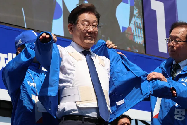 방탄쪼끼입는 이재명 민주당 대선 후보