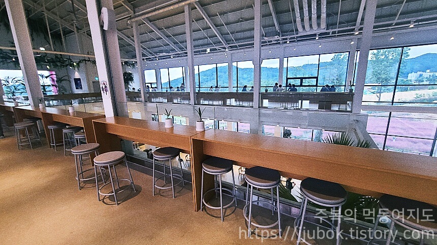 핀스커피-2층-분위기-4