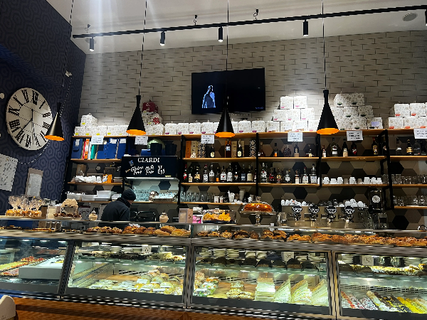 진열된-빵과-와인