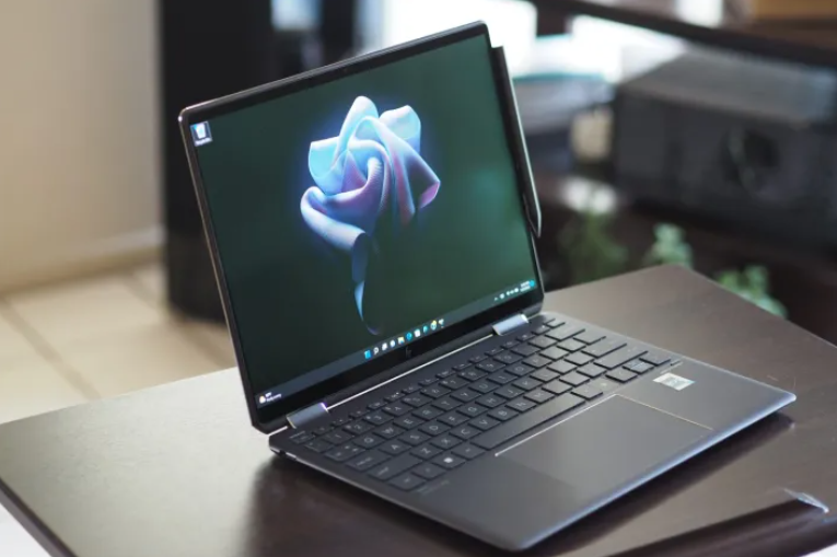 디스플레이와 키보드 데크를 보여주는 HP Spectre x360 13.5 전면 각도 보기.