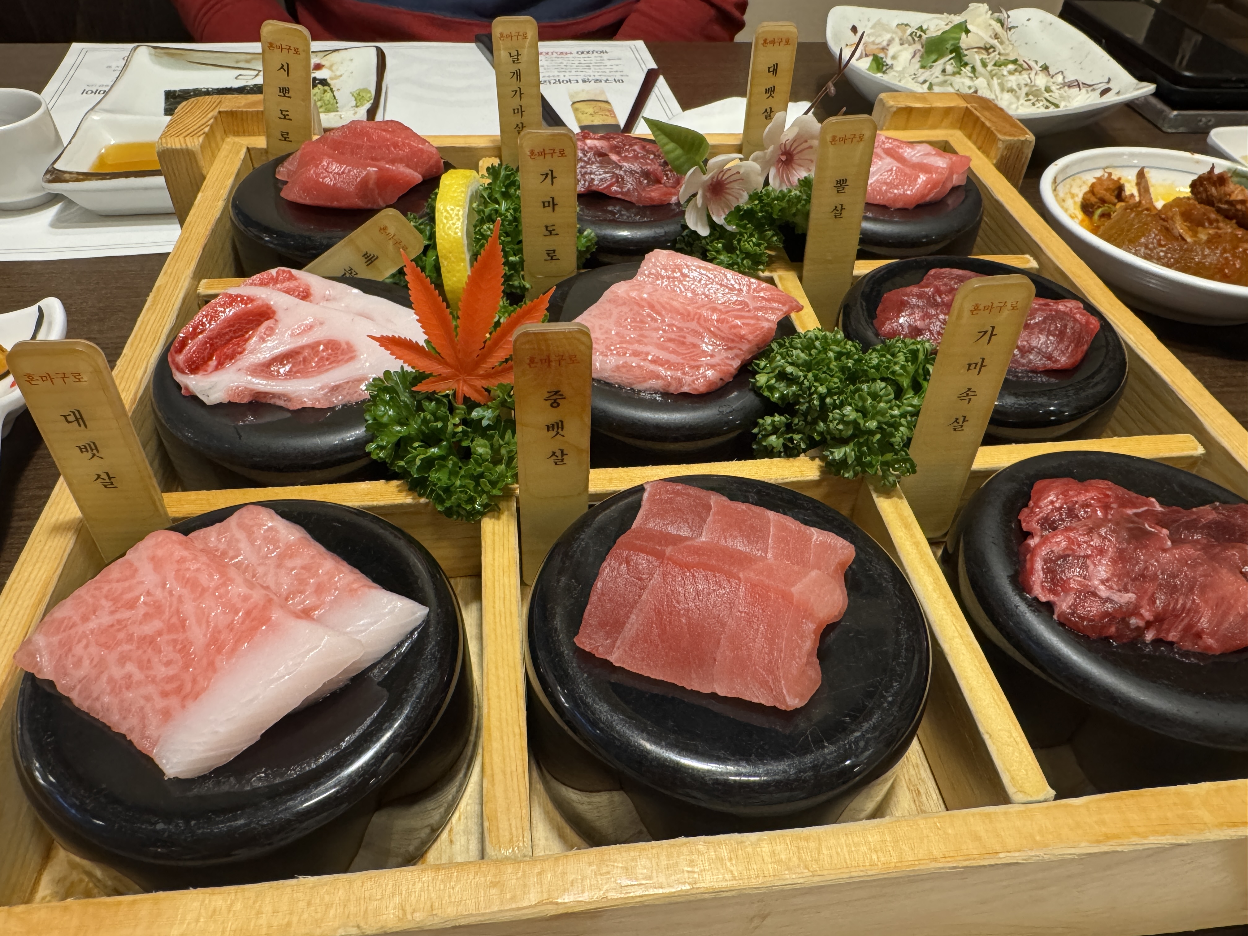 남부터미널 생참치 전문점 마구로센 B코스 2차 사시미 구성 &ndash; 대뱃살, 중뱃살, 카마도로 등 다양한 부위로 즐기는 프리미엄 생참치 코스