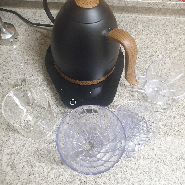 드립포트 하나와 서버 그리고 세 가지 드리퍼가 놓여있다.