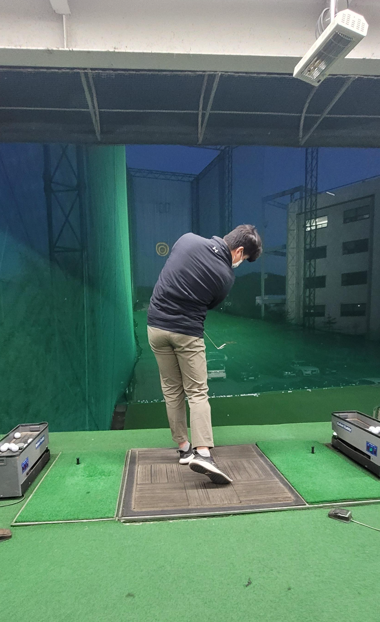 몸 뒤쪽 카메라 각도로 찍은 골프 측면 스윙 사진