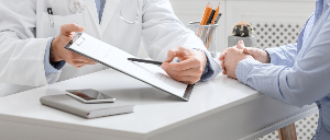 환자와 상담중인 의사