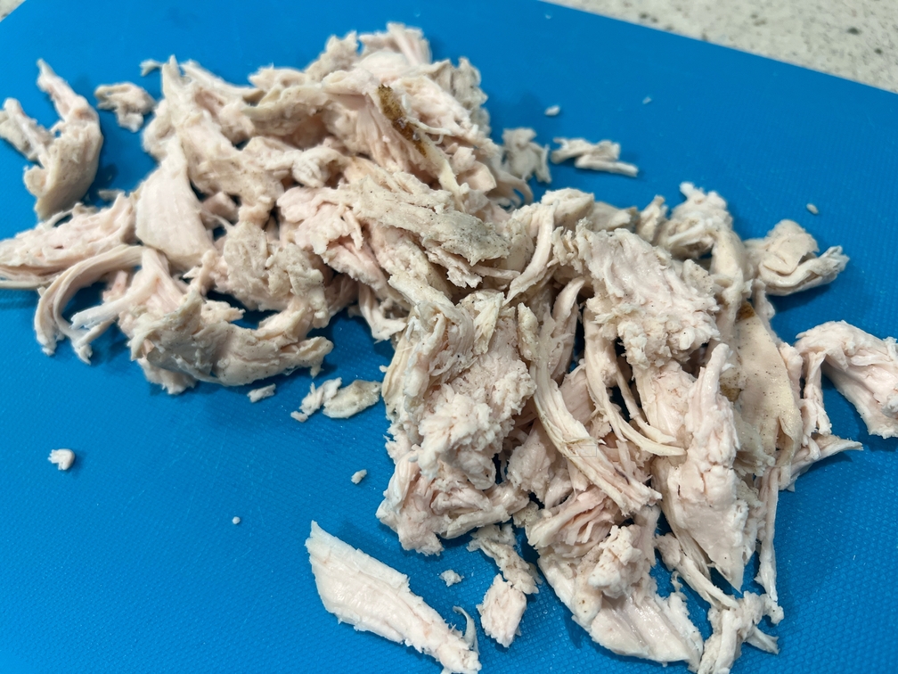 닭가슴살은 따로 데우지 않고 그자리에서 잘게 찢어줍니다