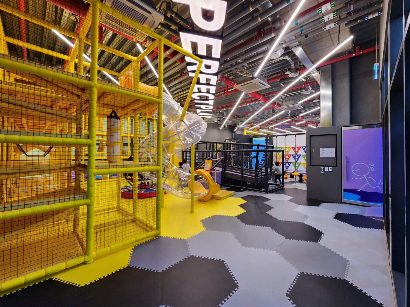 정글짐과 다양한 놀이시설들이 있는곳