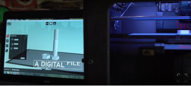 컴퓨터 화면에 3D 나사 부품 모델링 파일이 보이고 옆에서 3D 프린터가 실제 출력 중인 장면