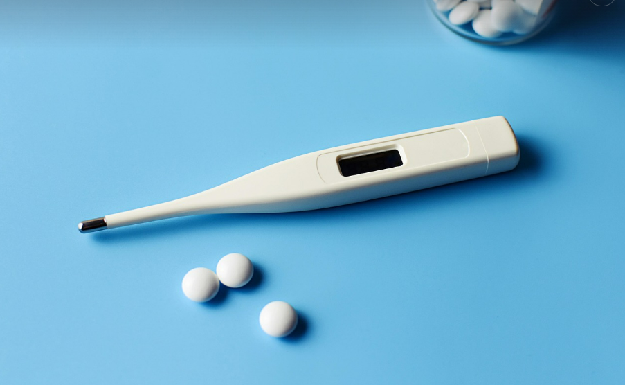 체온계와 약사진