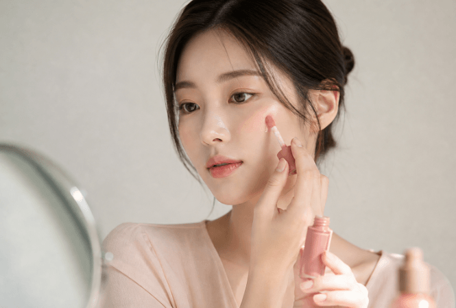 라퀴드 블러셔 바르는 여자