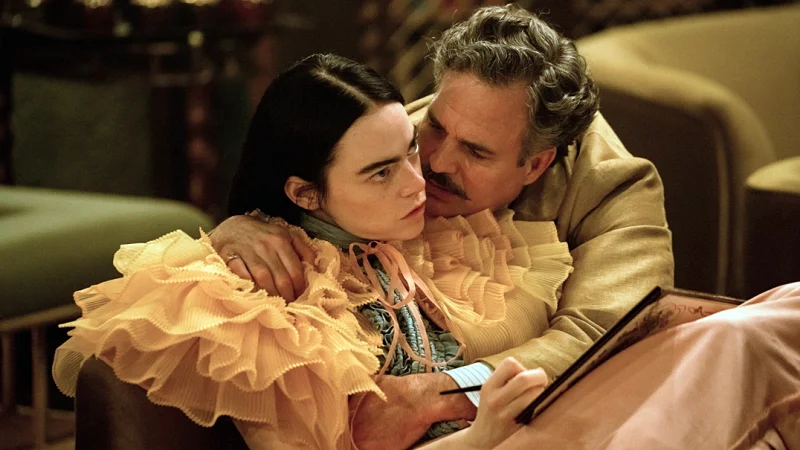 영화 가여운 것들에서 두 남녀가 서로 안고 있는 장면