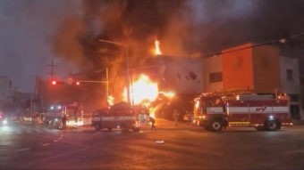 새벽녁에-타이어-정비소에서-불이나서-주위를-환하게-비추며-불타는-모습