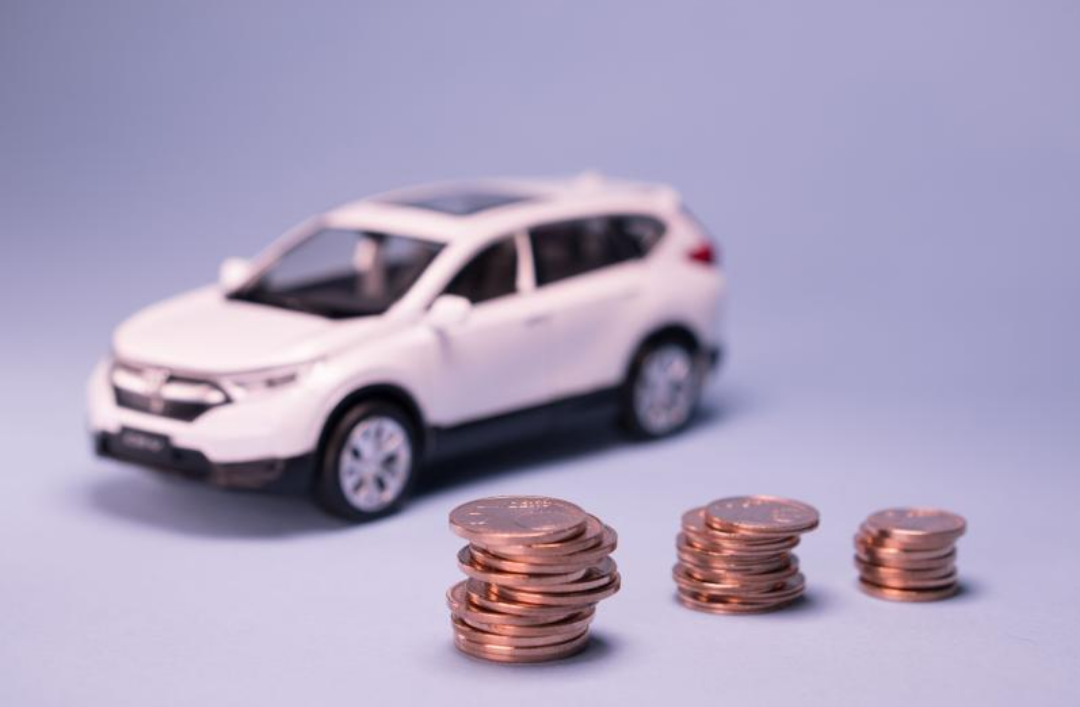 자동차 모형과 동전들이 놓여있다.