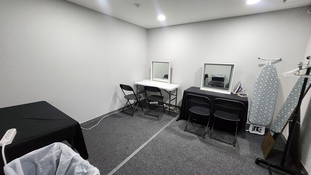 명화라이브홀 지하 1층 대기실