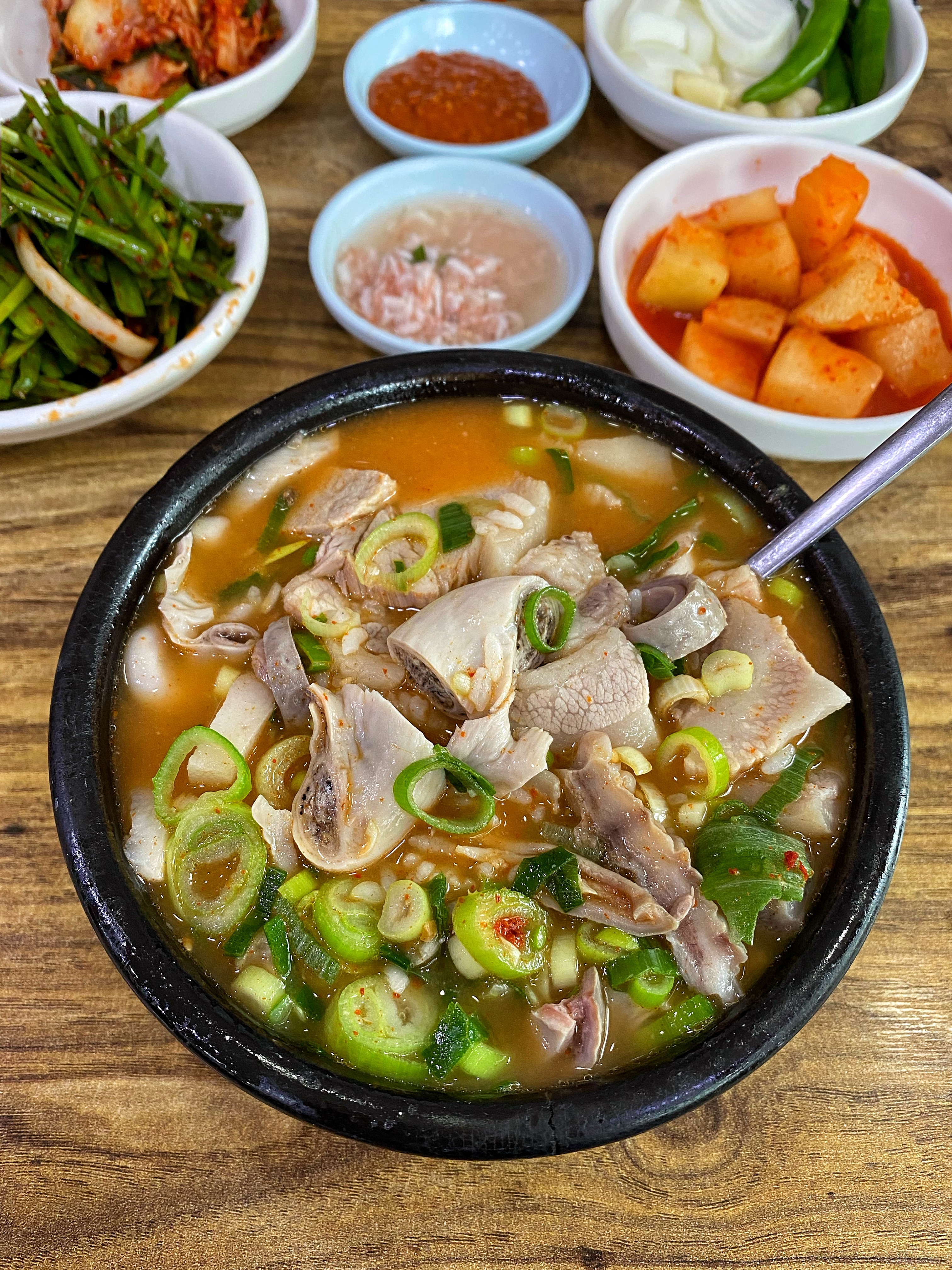 항정살, 앞다리살, 머릿고기, 내장, 암뽕 등 고기가 푸짐하다.