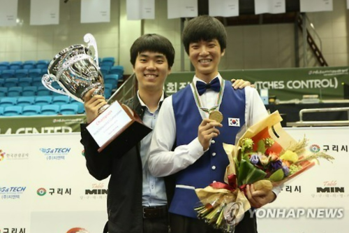 민구 당구선수를 상대로 쓰리쿠션 경기를 펼치는 김태관 선수