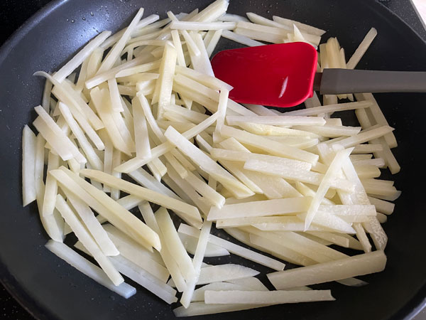 감자를 5분 정도 볶기, 중불