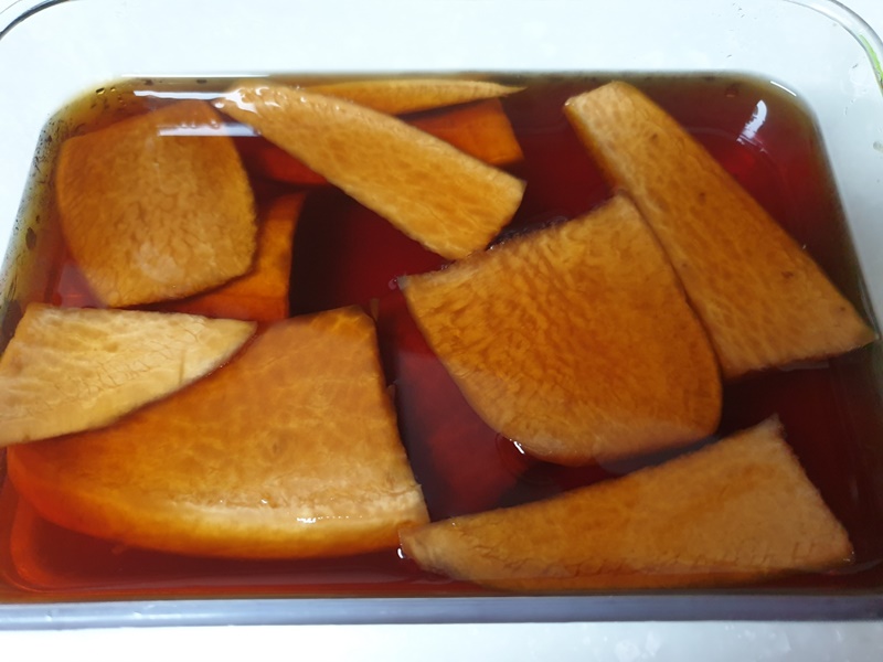 그릇에 무장아찌가 국물에 담겨있다.