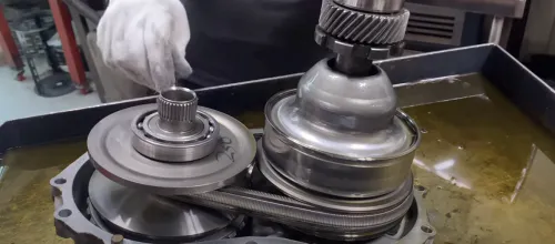 르노삼성CVT미션 수리하는 모습