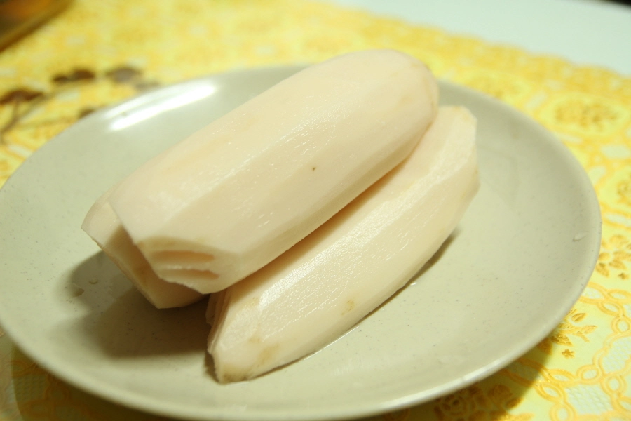 껍질을 벗긴 연근