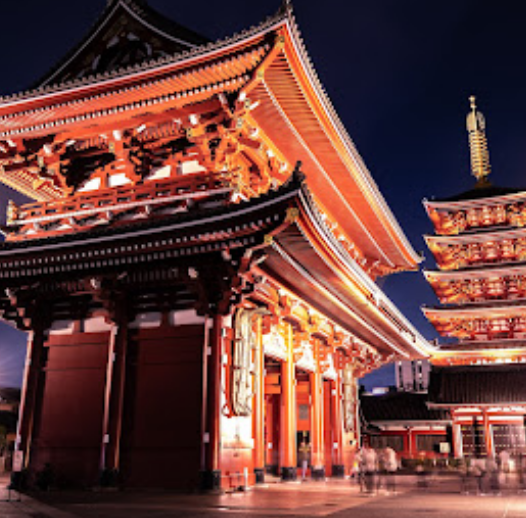 노란색 불빛의 조명이 은은히 감도는 일본의 사찰