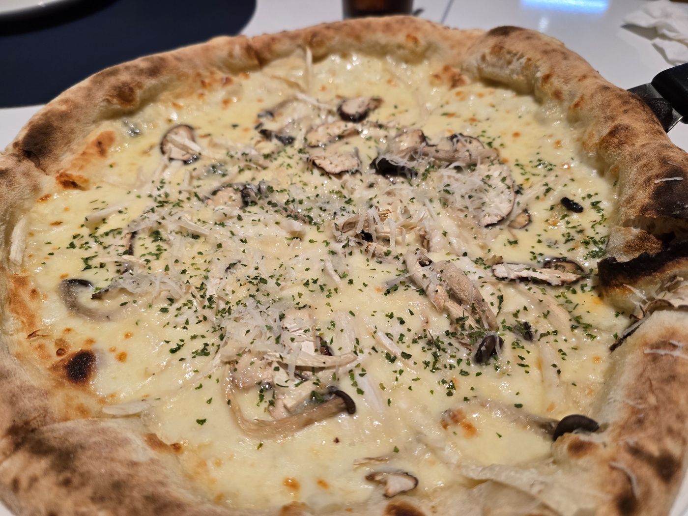 버섯향이 진한 풍기피자