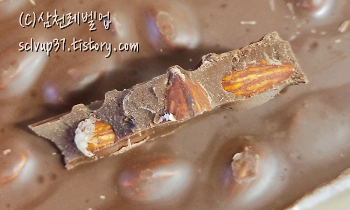 초콜릿에 알알이 박힌 아몬드