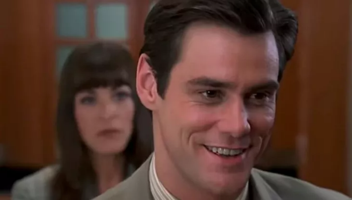 뒤돌아서서 음흉한 미소를 짓고 있는 짐캐리