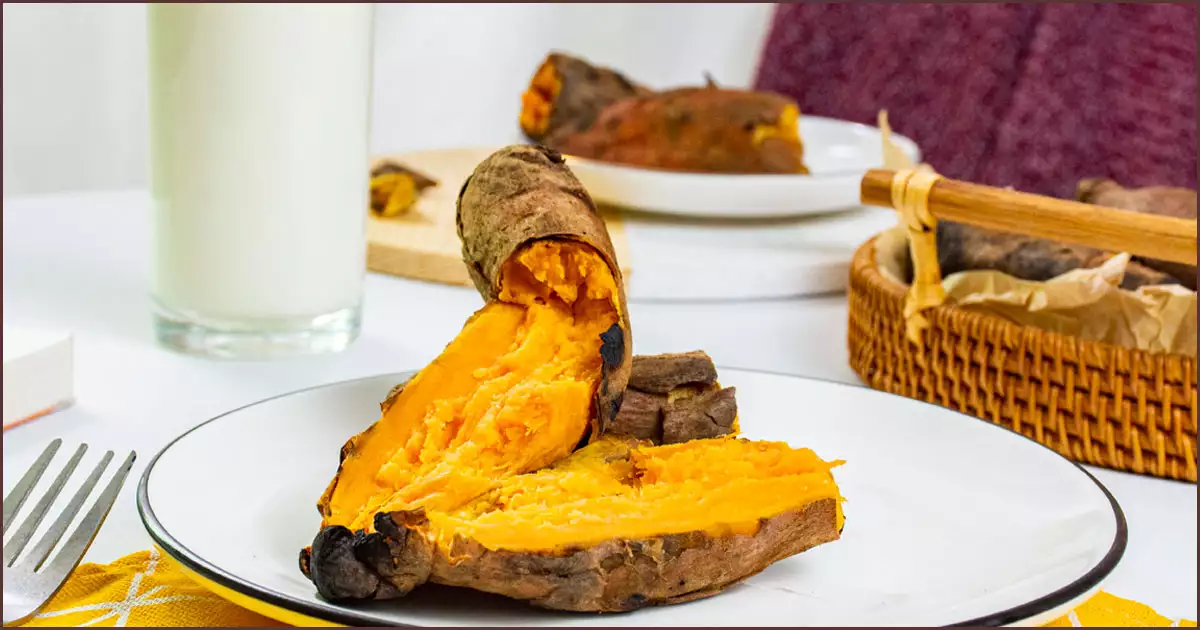 접시에 담아 분위기를 낸 군고구마