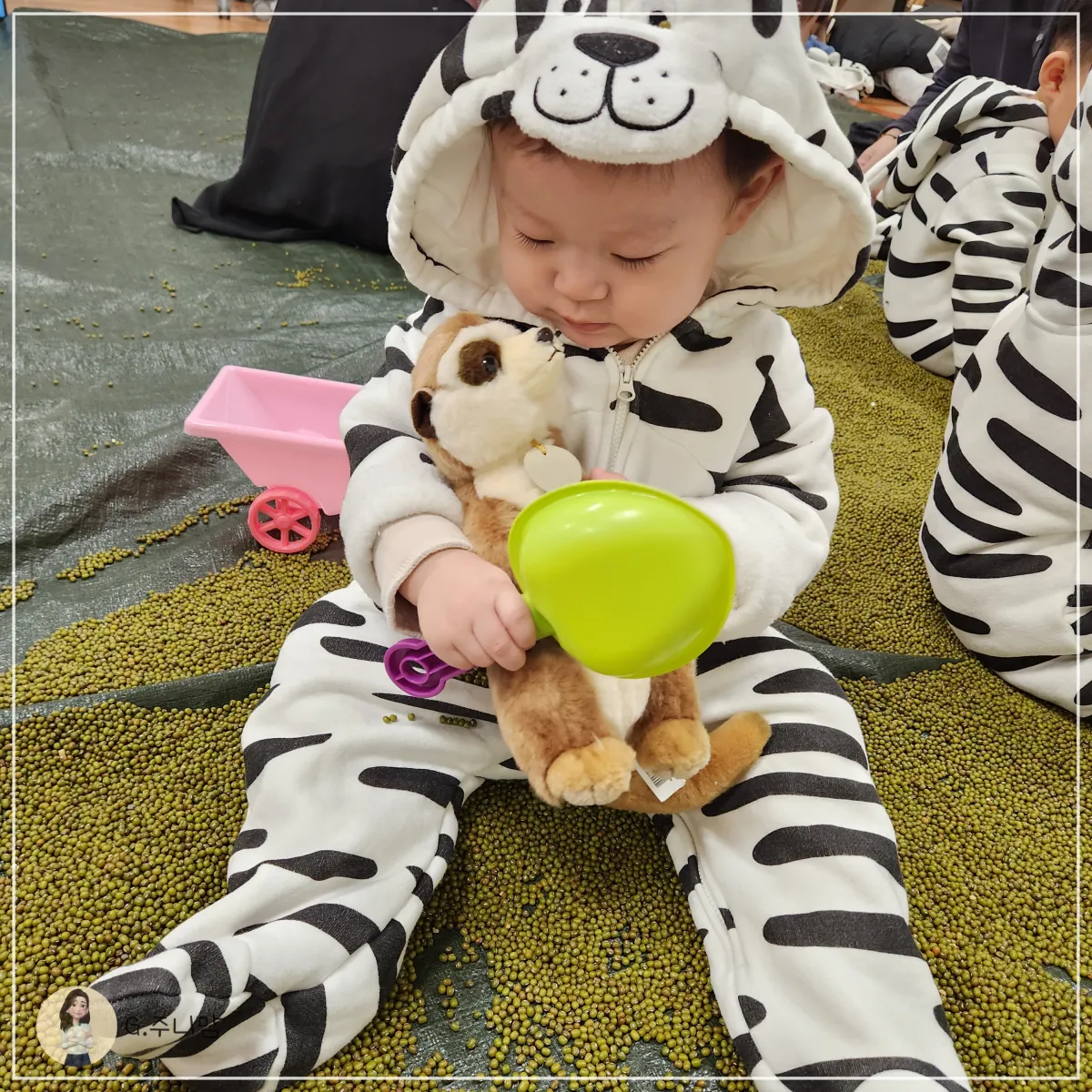 유성문화센터-통합놀이-얼룩말옷-입은-아기-녹두오감놀이