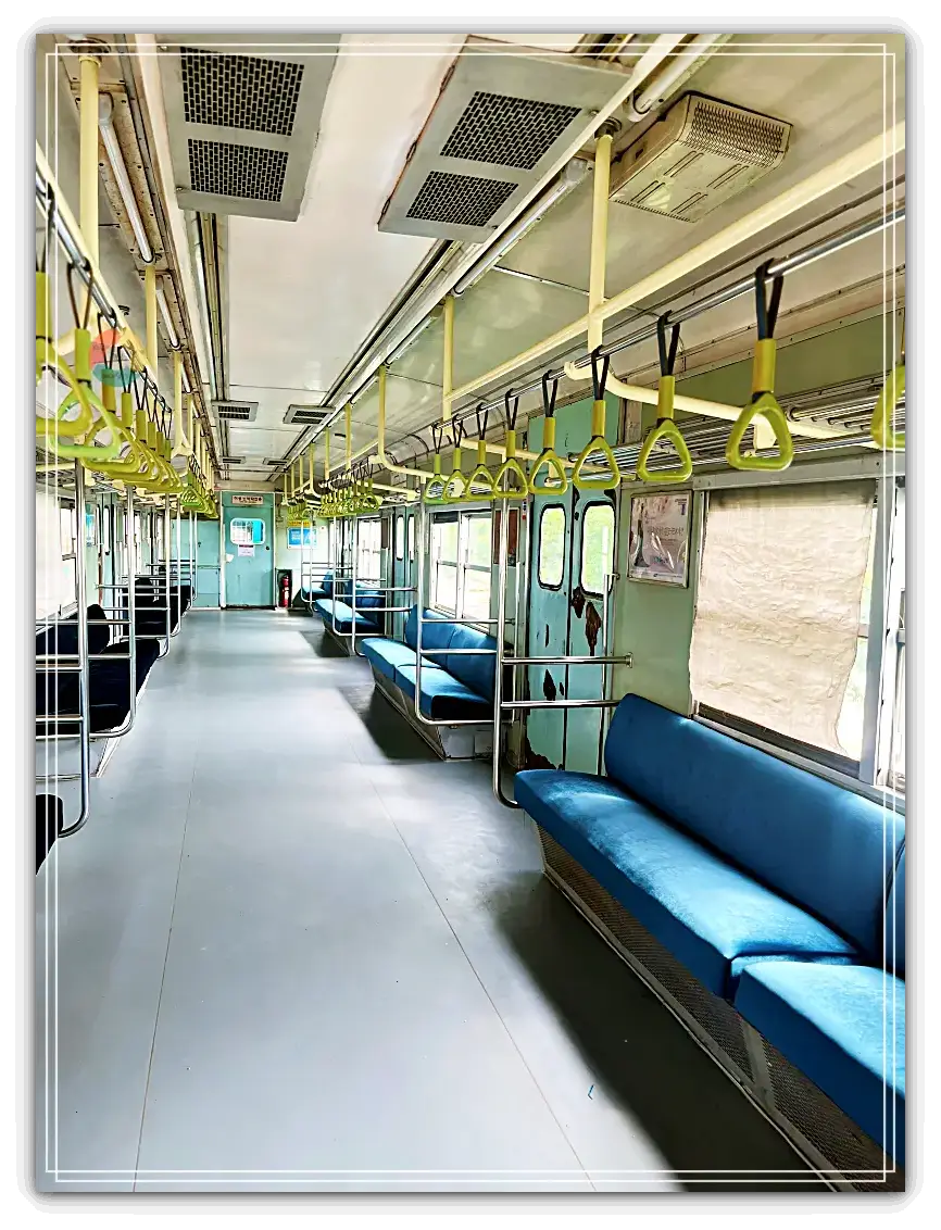 철도박물관_외부전시-지하철내부-노란손잡이-녹슨문-파란색의자커버