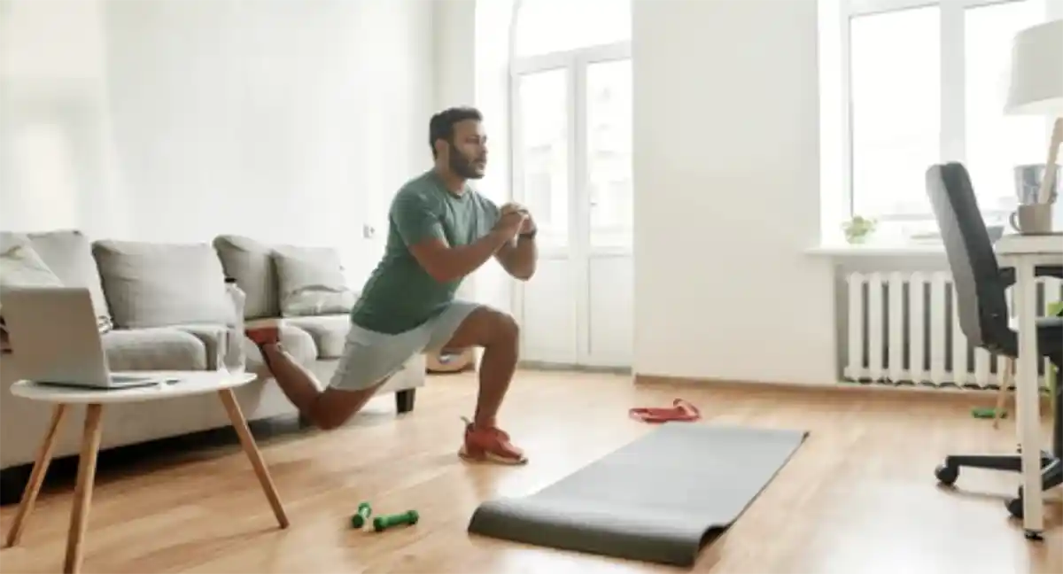 집에서-런지-하는-남자-매트-쇼파