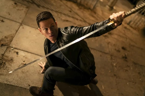 검을-들고-있는-마크-월버그-인피니트