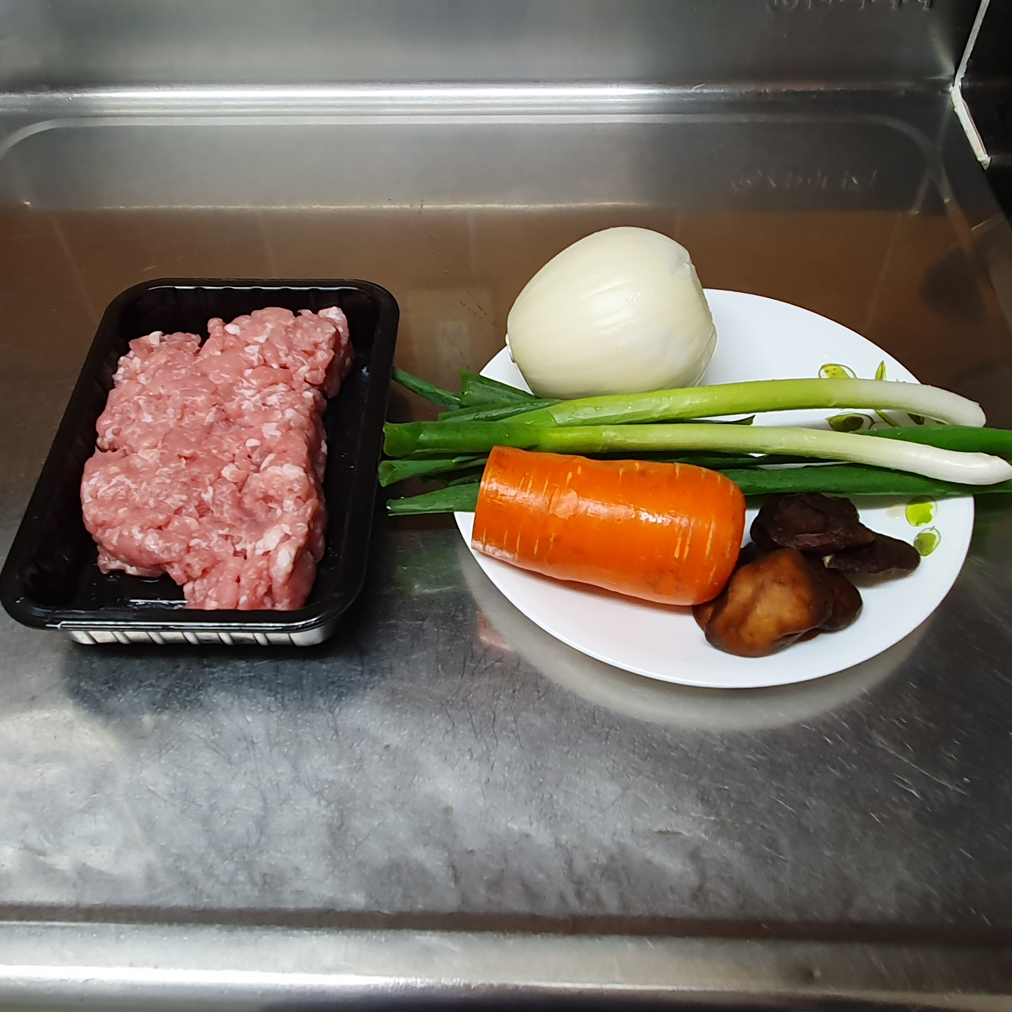 맛있는 동그랑땡 만들기 재료 (다진 고기&amp;#44; 당근&amp;#44; 표고버섯&amp;#44; 파&amp;#44; 양파)