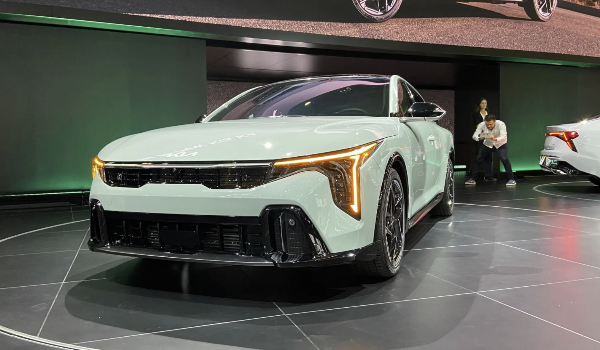 기아의 차세대 준중형 세단 'K4'가 최초로 공개됐다.