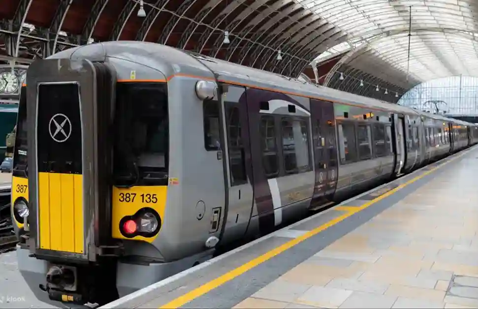 런던 패딩턴역 승강장에 정차해 있는 히드로 익스프레스 열차