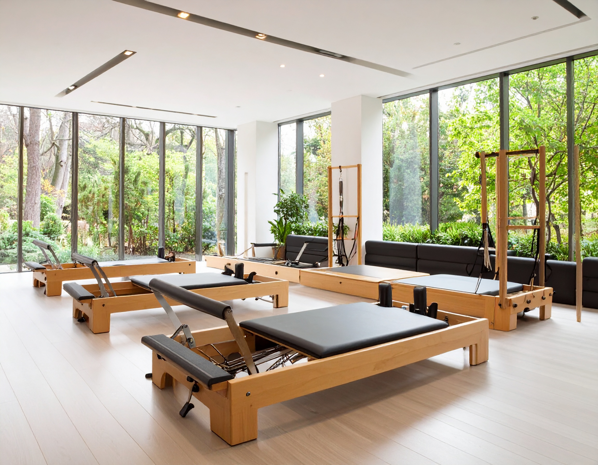 밝고 쾌적한 필라테스 스튜디오 내부 모습, 리포머 기구가 배치된 운동 공간
