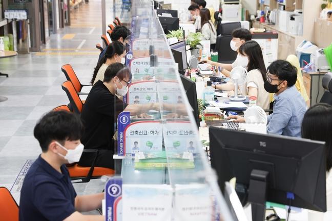 건축 인허가 서류 제출 모습