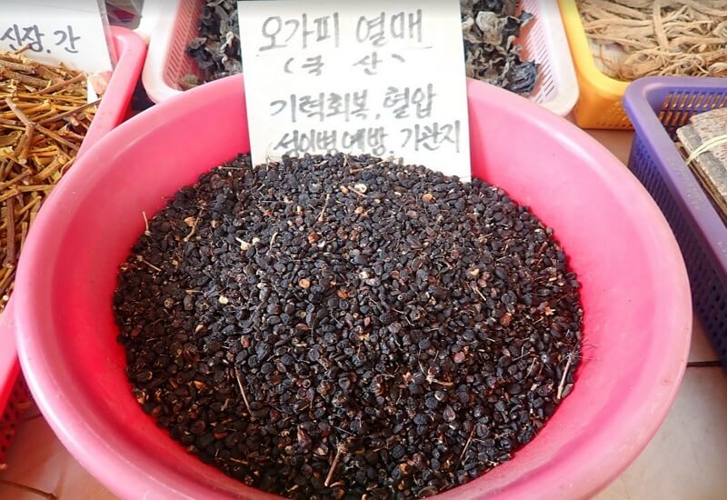 약초가게에-진열된-오가피열매