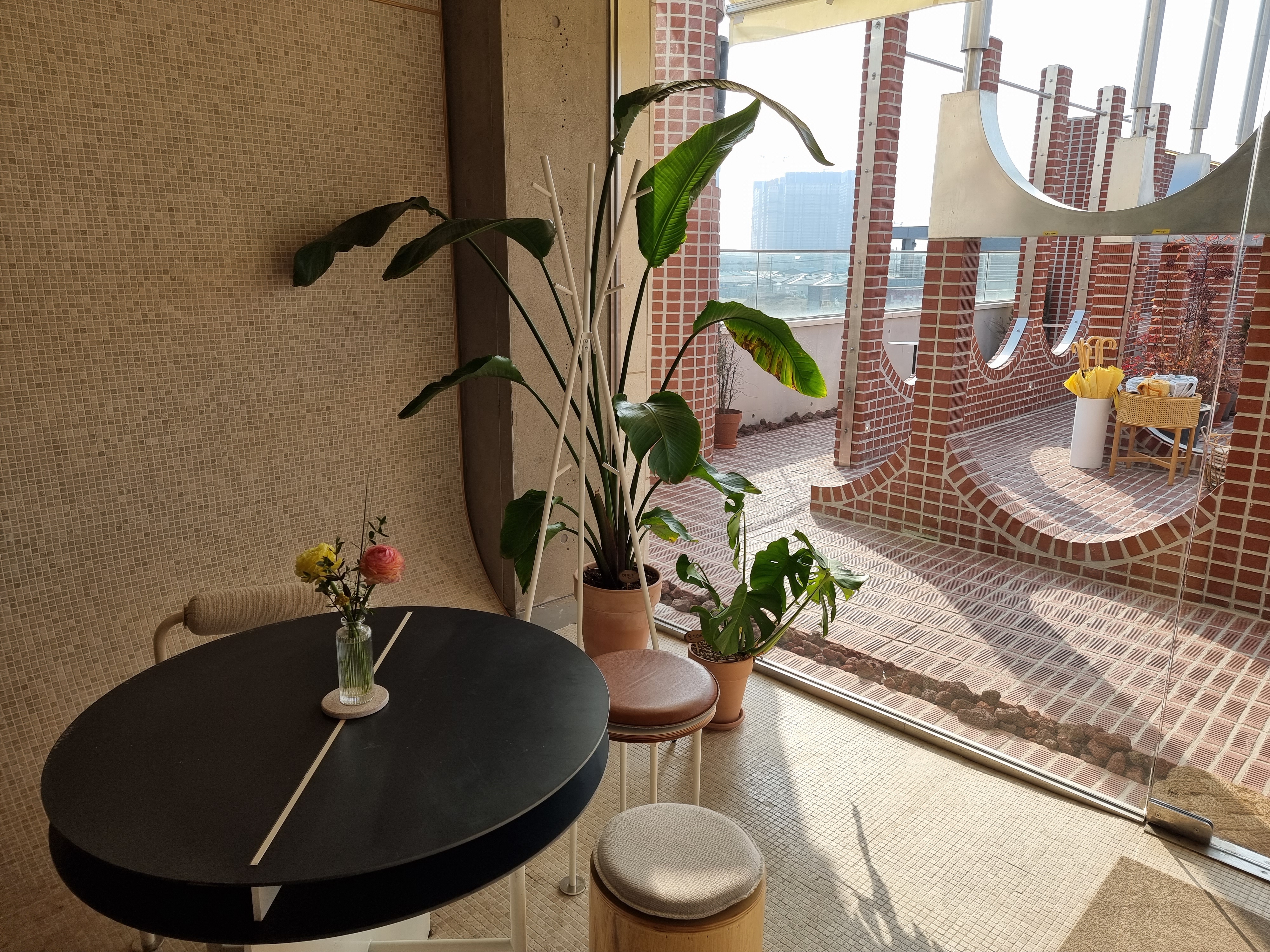 일산 대형카페 파르코니도 3층 실내 테이블