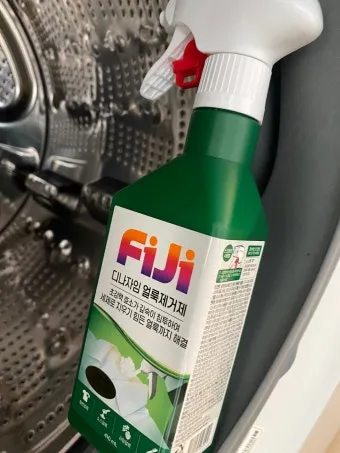 피지 얼룩 식초 분무 후 주방타월로 눌러 빼는법_5