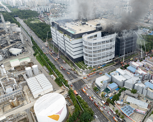 19일 이틀째 화재가 이어지고 있는 인천 서해구 석남동 쿠팡32물류센터에서 연기가 뿜어져 나오고 있는 사진
