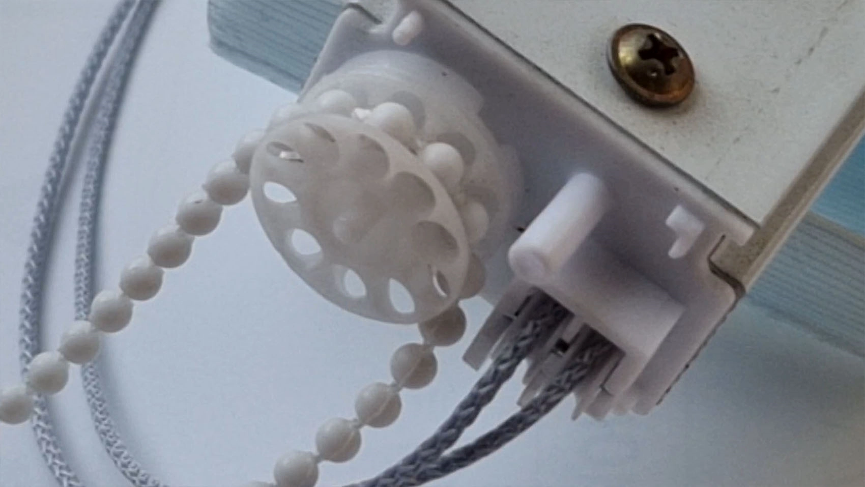 구슬줄 끼워진 곳