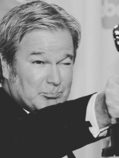 웃고 있는 고어 버빈스크 감독