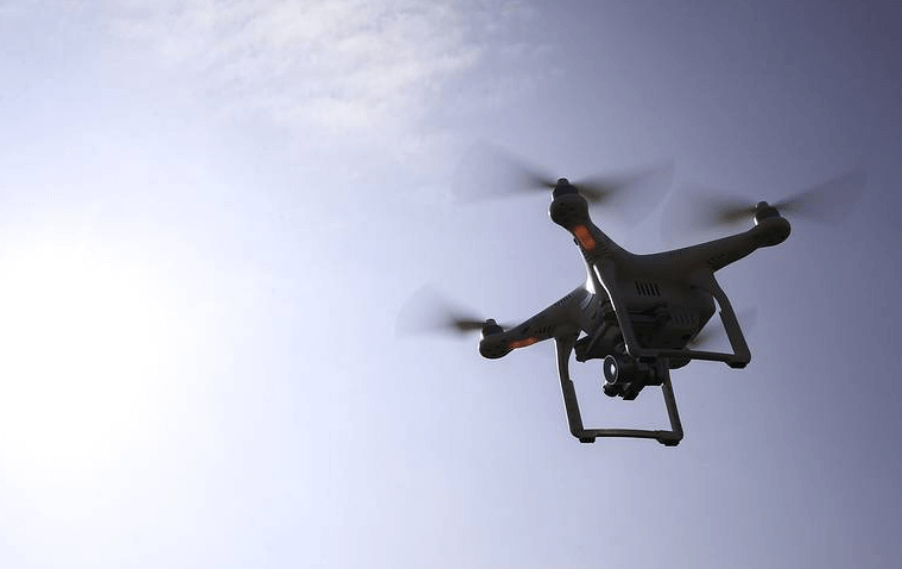 드론이 하늘을 나는 장면