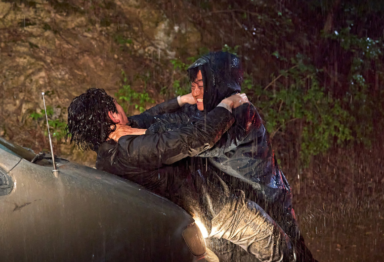 영화 계시록, 권양래와 몸싸움 하는 민찬